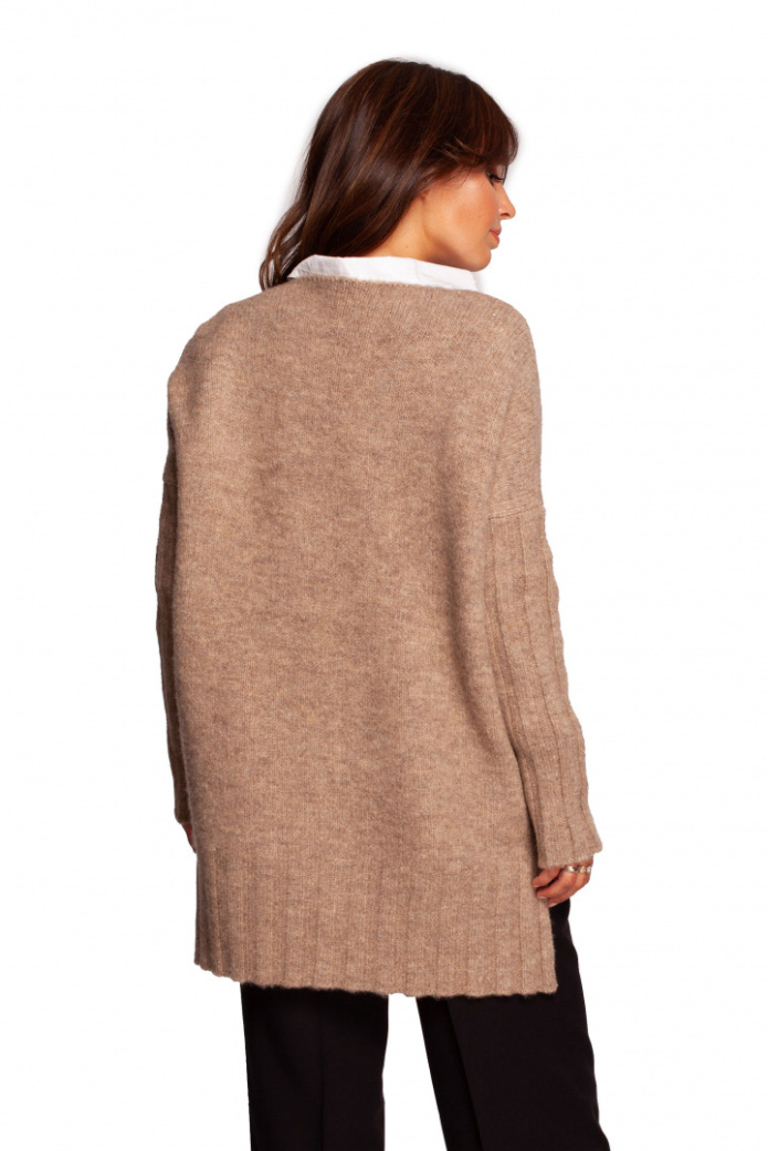 Sweter damski z głębokim dekoltem V i dłuższym tyłem brąz
